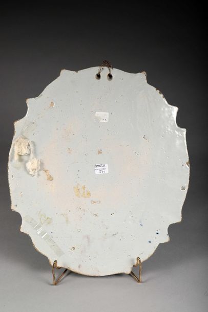Plaque ovale en faïence polychrome de Delft

Elle...