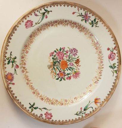 Paire d'assiettes en porcelaine à décor émaillé...
