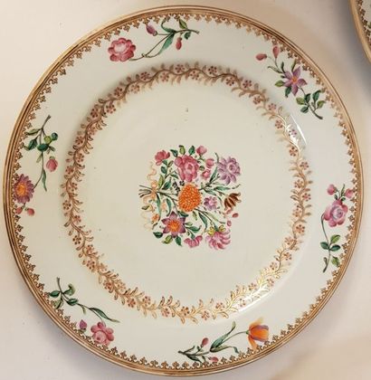 Paire d'assiettes en porcelaine à décor émaillé...
