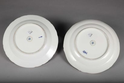 Deux assiettes rondes et festonnées, appariées...