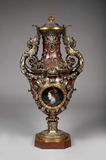 Grand et spectaculaire vase réalisé par Ferdinand...