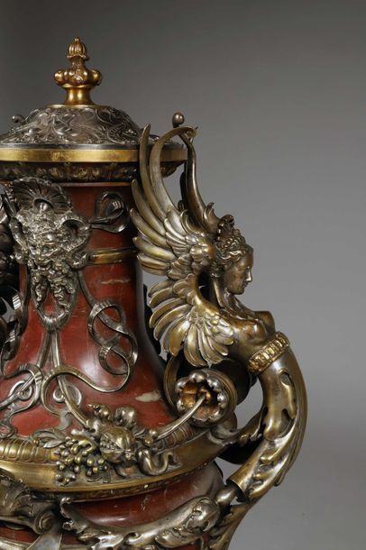 Grand et spectaculaire vase réalisé par Ferdinand...