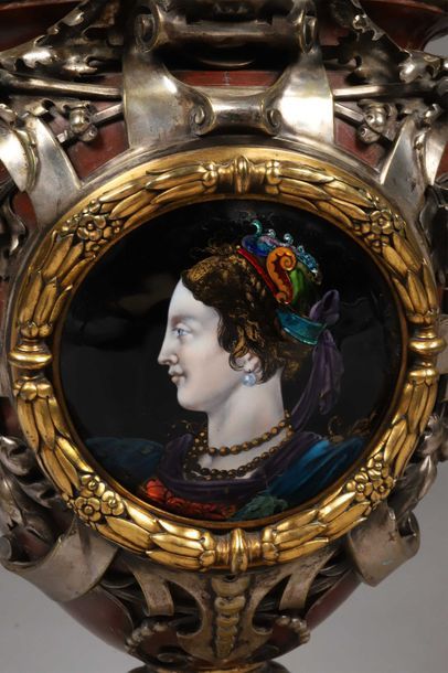 Grand et spectaculaire vase réalisé par Ferdinand...