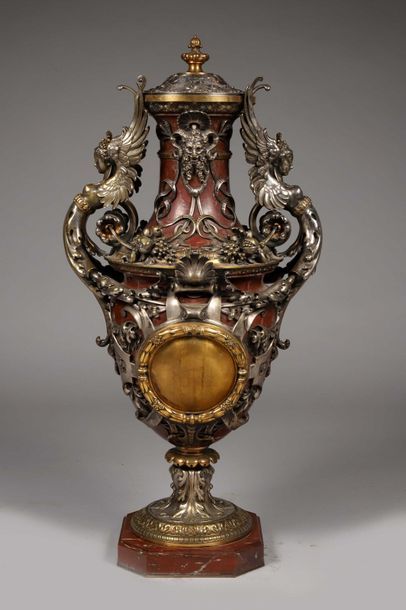 Grand et spectaculaire vase réalisé par Ferdinand...