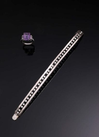 Bracelet en or gris 750°/00 orné de diamants...