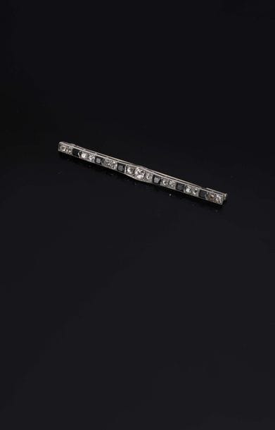Broche ligne en platine (950°/00) et or gris...