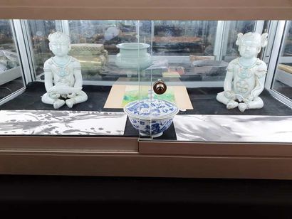 Deux sujets en porcelaine blanc de Chine,...