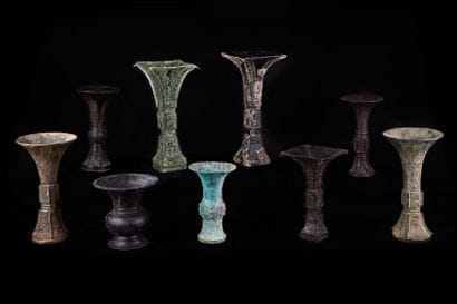Lot de neuf vase Gu en bronze, dans le style...