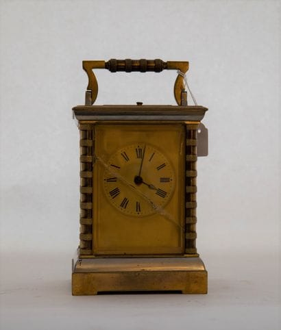 Pendulette de voyage en bronze et laiton...