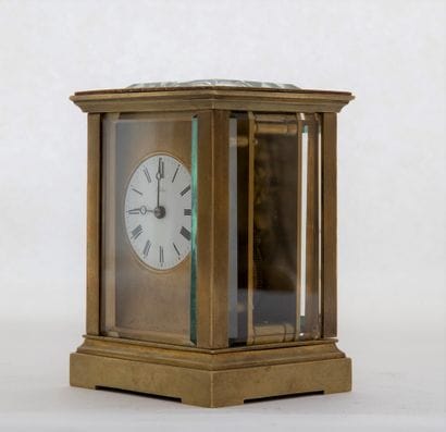 Pendulette à poser signée (cadran et mouvement)...