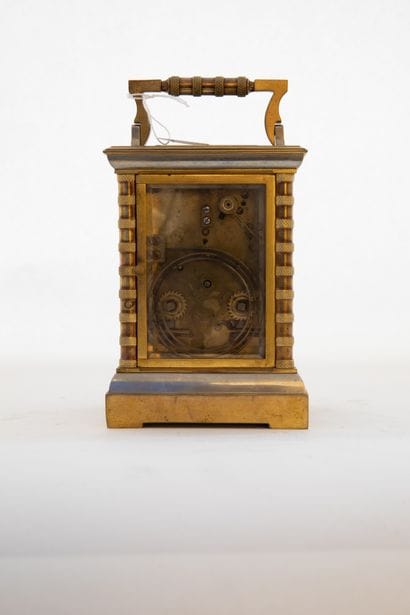 Pendulette de voyage en bronze et laiton...