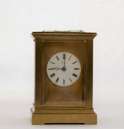 Pendulette à poser signée (cadran et mouvement)...