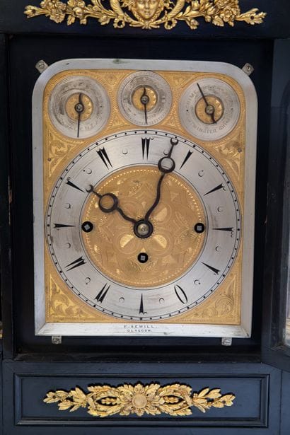 Horloge écossaise à carillon et sonnerie...