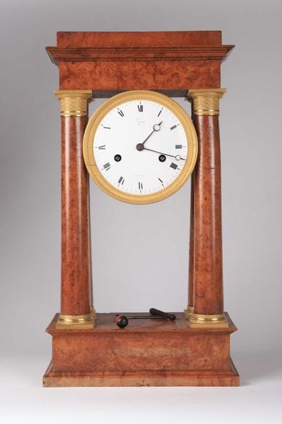Pendule portique en bois d’Amboine (quelques...