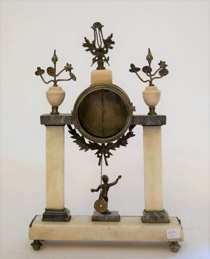 Pendule portique en marbre blanc et gris...