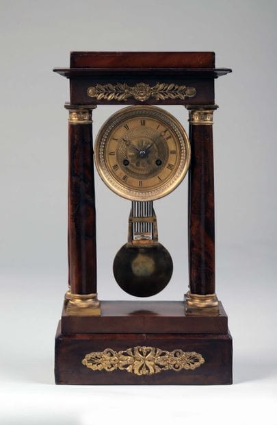 Pendule portique en placage d’acajou avec...