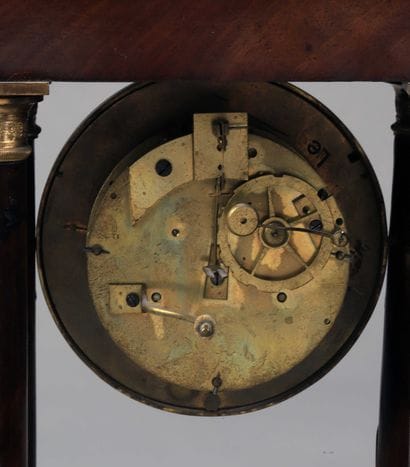 Pendule portique en placage d’acajou avec...