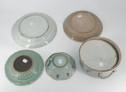 Lot including a Canton porcelain plate, decorated...