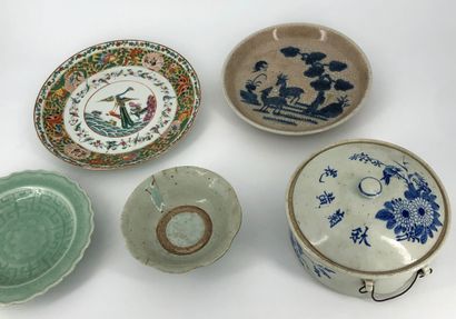 Lot including a Canton porcelain plate, decorated...