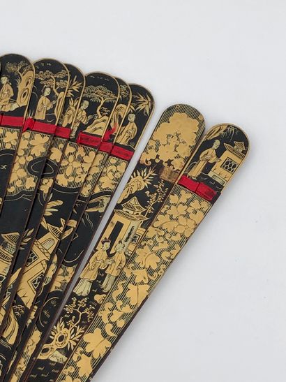 Gold lacquered wood fan, decorated with scenes...