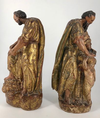 Deux statuettes sculptées en demi ronde-bosse...