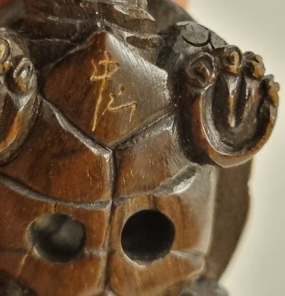 JAPON, vers 1920

Netsuke en buis représentant...