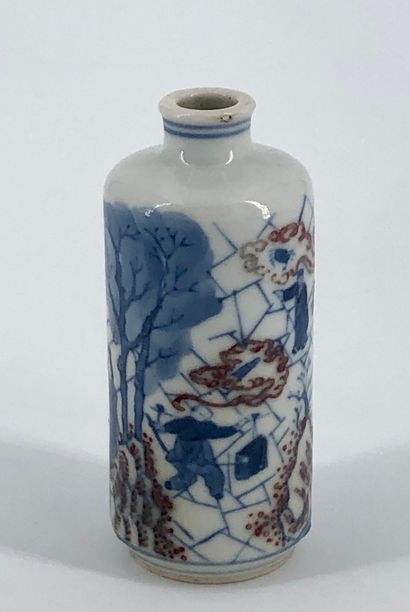Two snuff bottles of cylindrical shape 

Porcelain:...