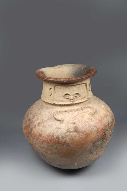 Vase à panse globulaire anthropomorphe

Sur...