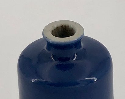 Two snuff bottles of cylindrical shape 

Porcelain:...
