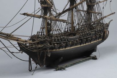 INTÉRESSANTE MAQUETTE 

EN BOIS PEINT : CORVETTE...