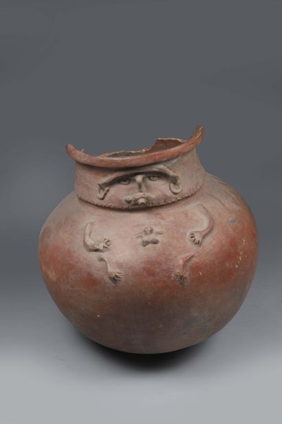 Vase à panse globulaire anthropomorphe

Sur...