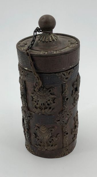Etui cylindrique en cuivre, à décor en relief...