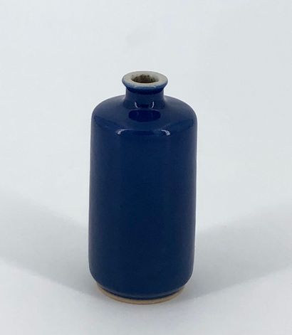 Two snuff bottles of cylindrical shape 

Porcelain:...
