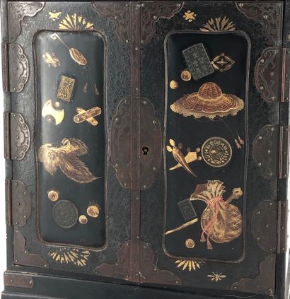 Japon, XXème siècle

Petit cabinet en laque...