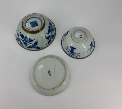 Lot including two bowls and a cup in blue-white...