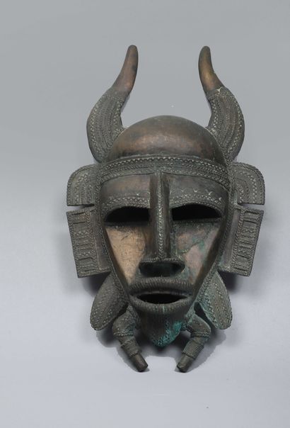 Masque de type kpelie Senoufo, Côte d’Ivoire

Alliage...