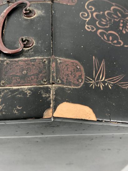 Japon, XXème siècle

Petit cabinet en laque...
