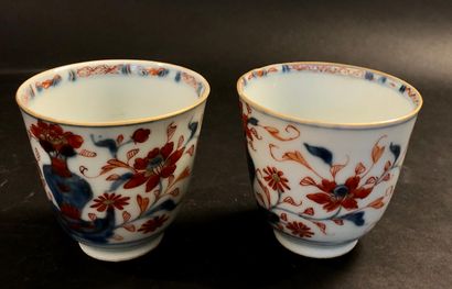 Lot of 5 pieces, in blue-white porcelain...