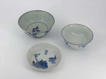 Lot including two bowls and a cup in blue-white...