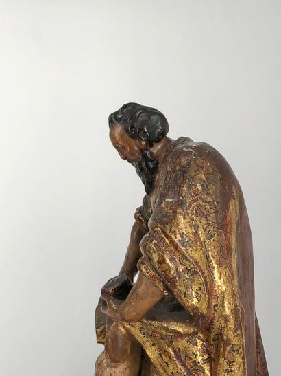 Deux statuettes sculptées en demi ronde-bosse...