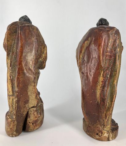 Deux statuettes sculptées en demi ronde-bosse...