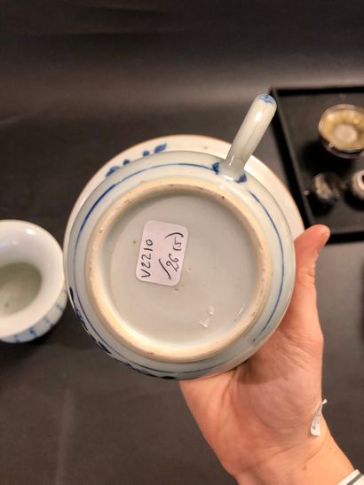 Lot of 5 pieces, in blue-white porcelain...
