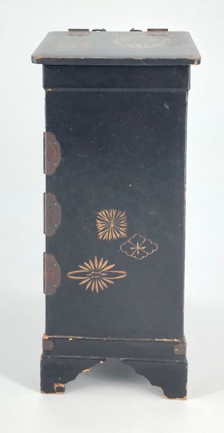 Japon, XXème siècle

Petit cabinet en laque...