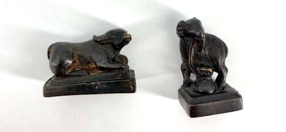 Deux sceaux en bronze reprenant la forme...
