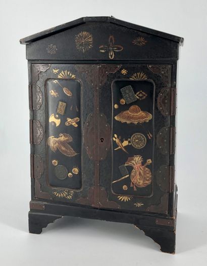 Japon, XXème siècle

Petit cabinet en laque...