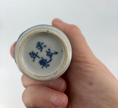 Two snuff bottles of cylindrical shape 

Porcelain:...
