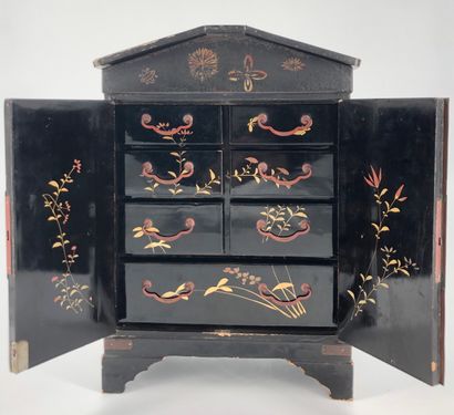 Japon, XXème siècle

Petit cabinet en laque...