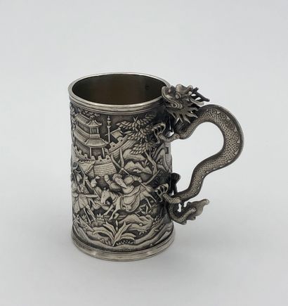 Small silver mug, decorated with battle scenes...