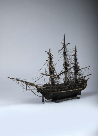 INTÉRESSANTE MAQUETTE 

EN BOIS PEINT : CORVETTE...