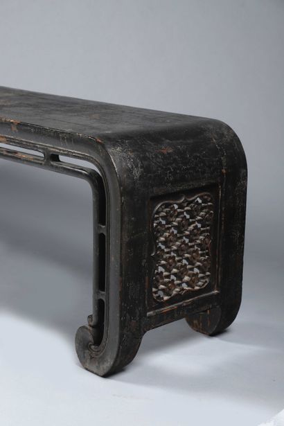 Table de luth en bois exotique sculpté, ajouré...